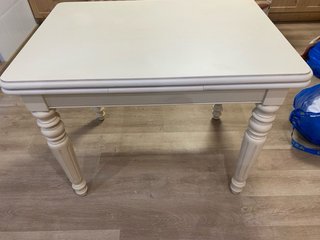 Mesa y 4 sillas tapizadas