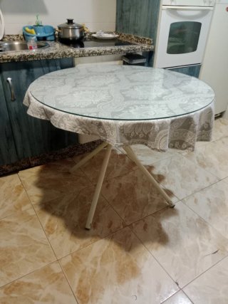 Mesa redonda con cristal y tapete