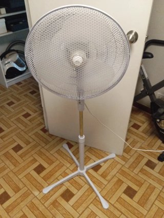 Ventilador de pie blanco