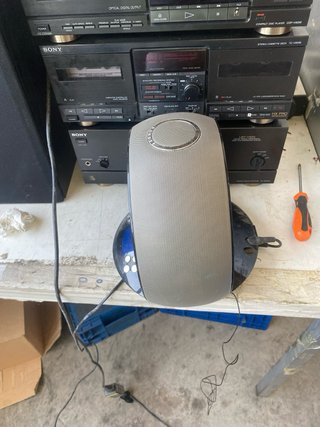 Base de sonido JBL con radio y despertador