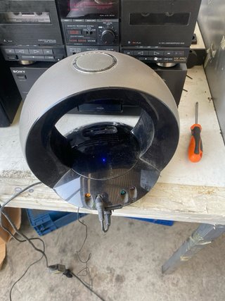 Base de sonido JBL con radio y despertador