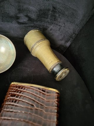 Lotteria di oggetti d'antiquariato: Cucchiai, cannocchiale e portasigarette
