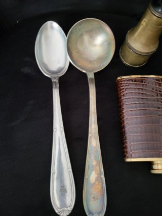Lotteria di oggetti d'antiquariato: Cucchiai, cannocchiale e portasigarette
