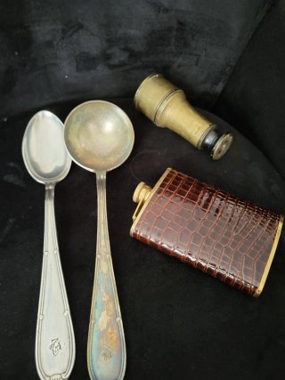 Lotteria di oggetti d'antiquariato: Cucchiai, cannocchiale e portasigarette