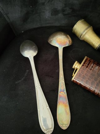Lotteria di oggetti d'antiquariato: Cucchiai, cannocchiale e portasigarette