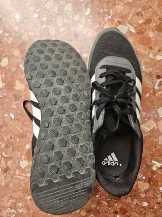 Zapatillas deportivas Adidas negras y grises