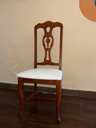 Sillas de madera con asiento blanco  Disp. 30(€/1)
