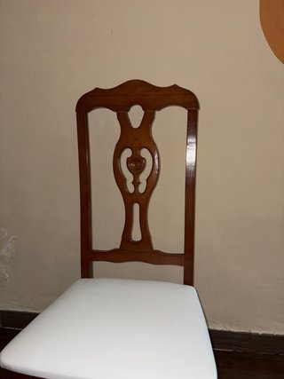 Sillas de madera con asiento blanco  Disp. 30(€/1)