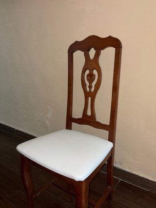 Sillas de madera con asiento blanco  Disp. 30(€/1)