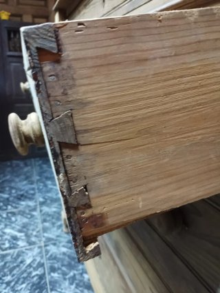 Cómoda antigua de madera
