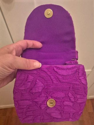 Bolso morado corto ceremonia. Asa corta