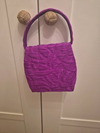 Bolso morado corto ceremonia. Asa corta