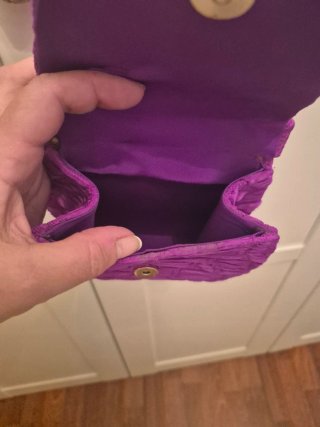 Bolso morado corto ceremonia. Asa corta