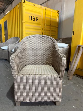 Conjunto Jardín: Mesa Cristal y 10 Sillas Mimbre