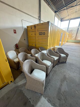 Conjunto Jardín: Mesa Cristal y 10 Sillas Mimbre