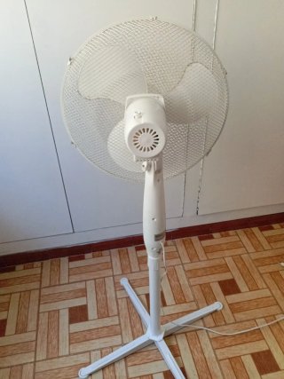 Ventilador de pie blanco