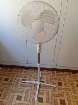 Ventilador de pie blanco