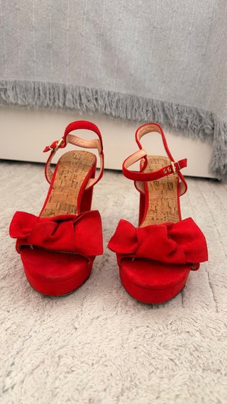 Sandalias de tacón rojas con lazo