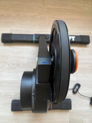 Rodillo Zwift Hub con Zwift Cog y Click
