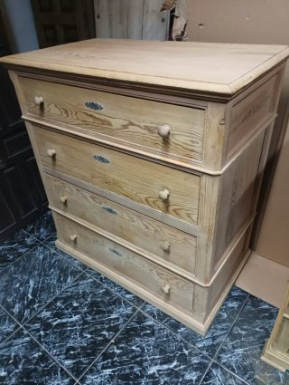 Cómoda antigua de madera