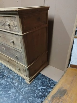 Cómoda antigua de madera