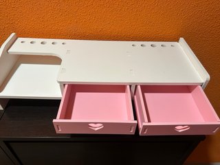 Soporte para ordenador blanco con cajones