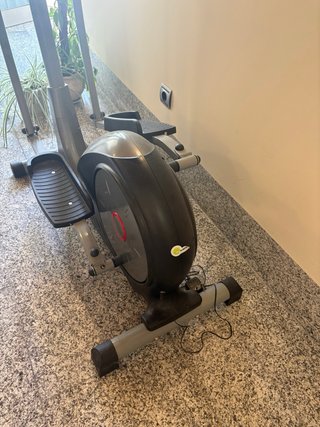 Bicicleta Elíptica Gris y Negra.