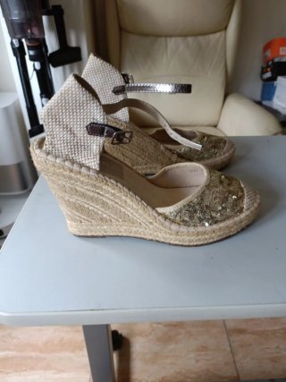 Sandalias de cuña doradas y beige