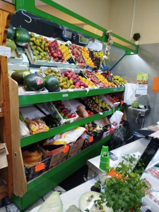 Estanterías murales + frutería + pan