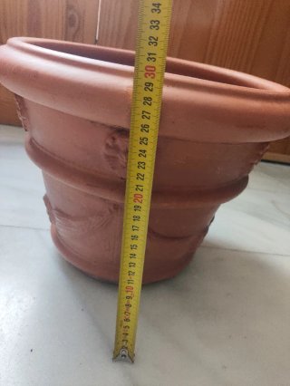 Macetero de terracota con adornos