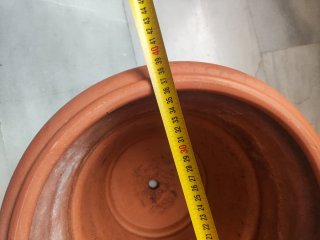 Macetero de terracota con adornos