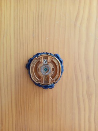 Beyblade Mirage Fafnir Dorado + lanzador
