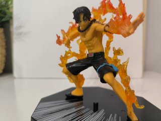 Figuras One Piece: Luffy, Ace y Brook.