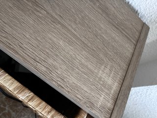 Estantería modular con cestas de mimbre
