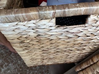 Estantería modular con cestas de mimbre