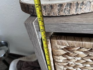 Estantería modular con cestas de mimbre