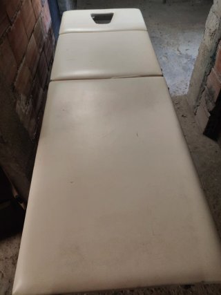 Lettino per massaggi solo da pulire.
