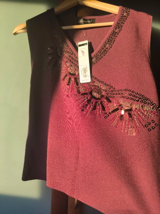 Top punto con pedrería color vino