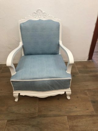 Butaca descalzadora elegante azul y blanco