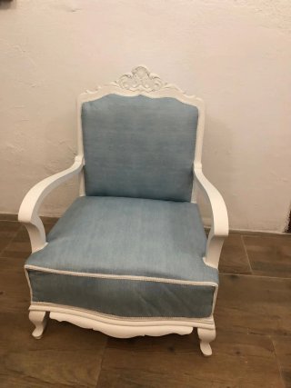 Butaca descalzadora elegante azul y blanco