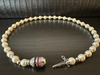 Gargantilla de oro blanco con diamantes y perlas.