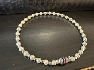 Gargantilla de oro blanco con diamantes y perlas.