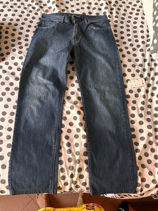 Pantalones vaqueros Lacoste azules y beige