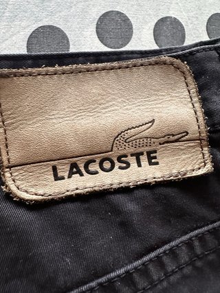 Pantalones vaqueros Lacoste azules y beige