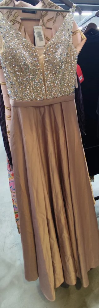Vestido de fiesta beige y plateado