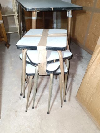 Mesa de formica con 4 taburetes