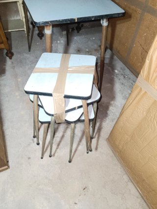 Mesa de formica con 4 taburetes