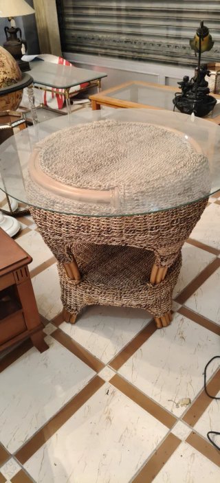 Todo tipo de muebles, sillas, lamparas,mesas,etc..
