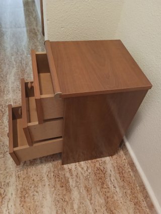 Mesita de noche de madera
