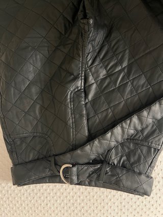 Pantalón efecto piel acolchado Zara.